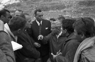 Mattmark, journalists gathering informations about glacial ice avalanche, 1965
