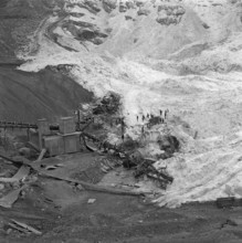 Mattmark glacial ice avalanche, recovery of the bodies of dead workers, 1965