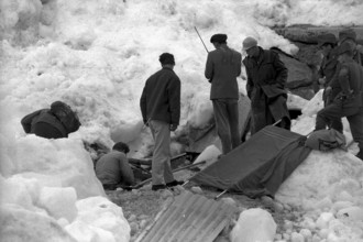 Mattmark glacial ice avalanche, survived workers forming search party, 1965