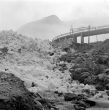 Mattmark glacial ice avalanche, search for missing workers, 1965
