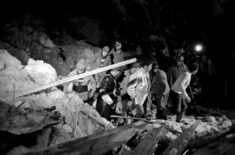 Mattmark glacial ice avalanche, nighttime search for missing workers, 1965
