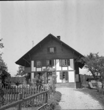 Fountain and farmhouses in Lurtigen FR, 1941