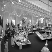 SAFFA fair 1958: visitors look at shoes at the fashion carousel