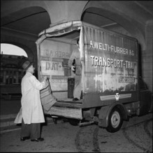 Setting up an exhibition at the Helmhaus Zurich in 1951