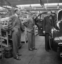 Visitors in the assembly hall; General Motors 1946