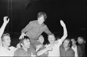 1977 Championship decider: FC Basel vs. Servette Geneva; coach Benthaus