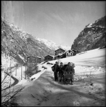 Herbriggen VS, threatened by landslide, evacuation; 1959