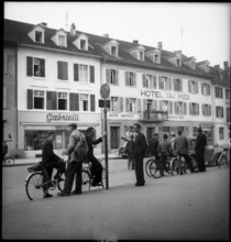 Group of men in Delémont, 1947