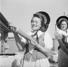 Woman in Graubünden costume with corncob, 1940
