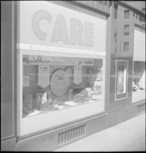 Shop window with care packages in the Jelmoli department store, 1947