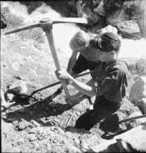 Young Swiss abroad build an alpine path; 1944