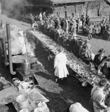 Food distribution at the Rütlischiessen, 1942