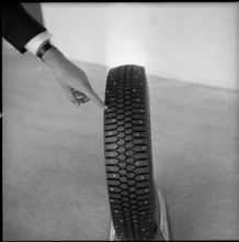 Demonstration of winter tires with spikes, 1963