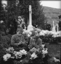 Children in the cemetery on All Souls' Day, Sion 1945