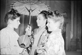Girls dressed as Japanese, Schwyz 1947