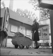 Art exhibition on the street, visitor with stroller, Geneva 1945
