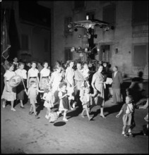 Riex; parade, children carrying lanterns; 1955