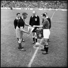 World Cup Qualifier 1957: Switzerland vs. Scotland; Referee Seipelt, Captain Ballamann