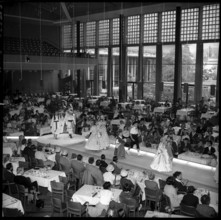 Children show their Sechseläuten costumes, 1958