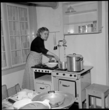 Zurich student sets up kitchen for colleagues from Hungary 1956