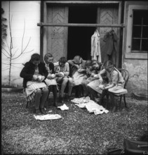 Preparations for the Räbeliechtli parade in Richterswil, 1939