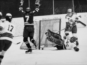 NLA 1973/74: ZSC  EHC Kloten, Uebersax defeats Meier, player with glasses