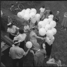 Children's fishing competition in Rapperswil, balloons as promotional gifts 1953