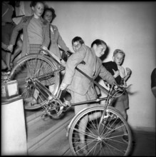 Children's fishing competition in Rapperswil, the winner, the prize 1953