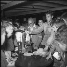 1700 Zurich children at a fishing competition in Rapperswil, Arbitration Court 1953