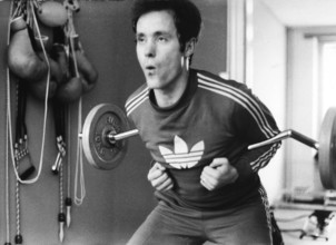 Köbi Kuhn doing strength training in 1975