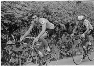 Tour de Suisse 1974: Overall winner Eddy Merckx ahead of Lazcano
