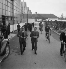 Factory workers; factory premises; General Motors 1946