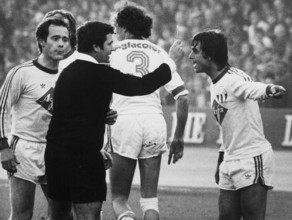 NLA Championship 1976/77: FCZ  Servette; Kuhn, referee Hungerbühler, Fischbach, yellow card for