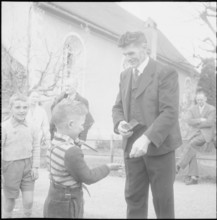 Boy receives Batzen 1959