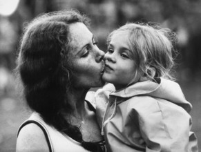 Swiss Championships Olten 1975: Cornelia Bürki kisses daughter Sorita