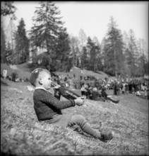 School closing ceremony in Valendas, 1945