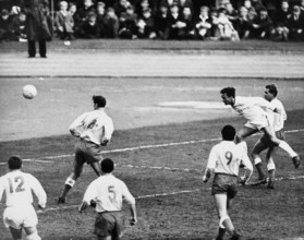 Swiss Championship NLA 1964/65: FCZ  Lausanne Sports; Xaver Stierli heading the ball