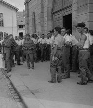 Newly enlisted recruits are clothed; 1940