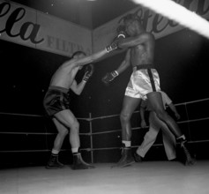 FSB president Droz and Sugar Ray Robinson being weighted, Geneva 1950