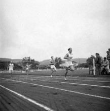 Finish sports teacher Paavo Karikko training swiss athletes in Macolin 1947