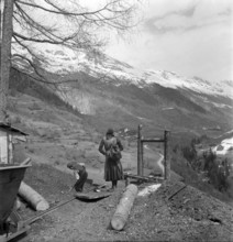 Valais, Goltschried coal mine; woman with rucksack, backpack; 1941.