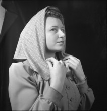 Woman wearing a rayon headscarf, 1941.