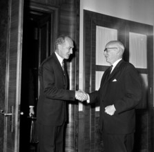 Peter Smithers is visiting federal councillor Spühler, 1966.