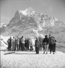 Grindelwald Bort-First; tourists, Wetterhorn; 1950.