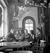 Grindelwald, young people, guests in a restaurant; 1950.