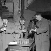 Mise des vins de la ville de Lausanne, wine auction: cash desk at the entrance, 1955.