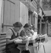 Women making bobbin lace, 1940.