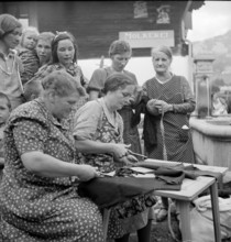 Women cutting remnants, 1940.