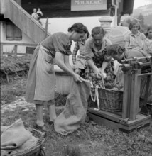 Unpacking and weighing remnants for rag rugs, 1940.