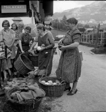 Women with baskets full of remnants, 1940.